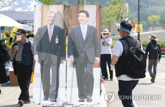 노무현 전 대통령 서거 13주기 추모제가 엄수되는 23일 경남 김해시 진영읍 봉하마을에 노 전 대통령과 문재인 전 대통령의 사진이 걸려 있다. <연합뉴스>